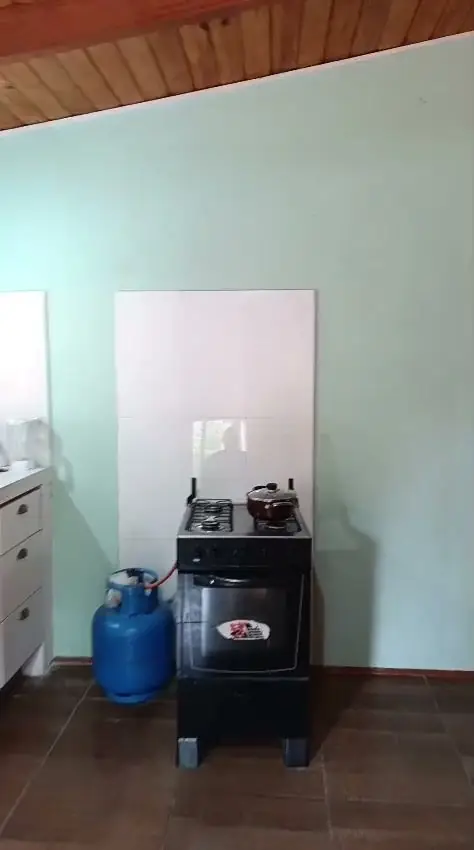 Cocina de la vivienda con mesada y cocina a gas