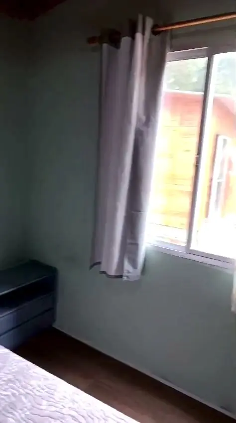 Dormitorio con ventana de aluminio y cortina