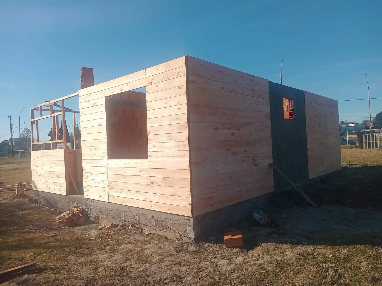 Estructura de madera con el revestimiento de tablas machimbradas en marcha