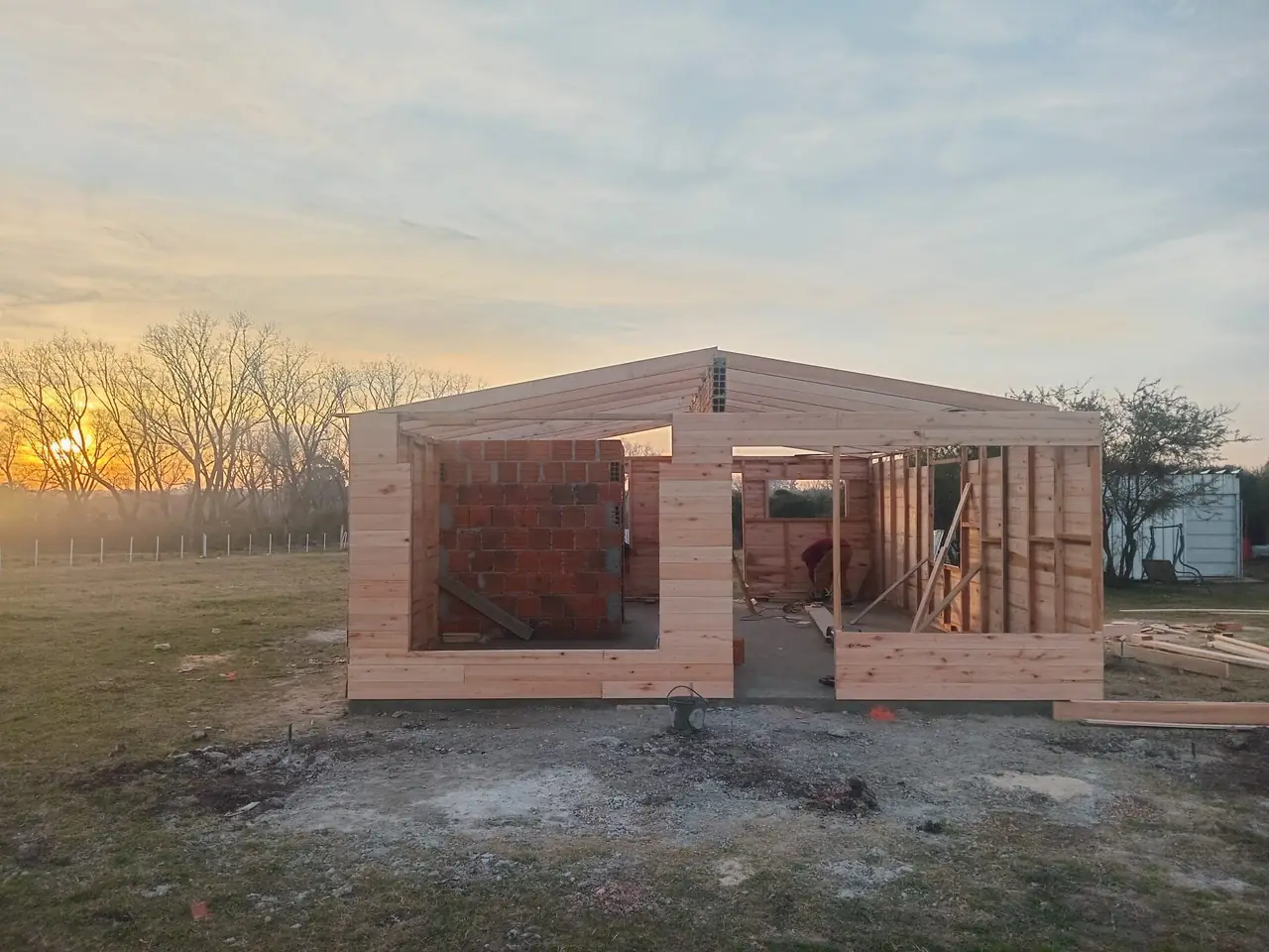 Estructura de eucalipto con los tirantes del techo listos para la chapa