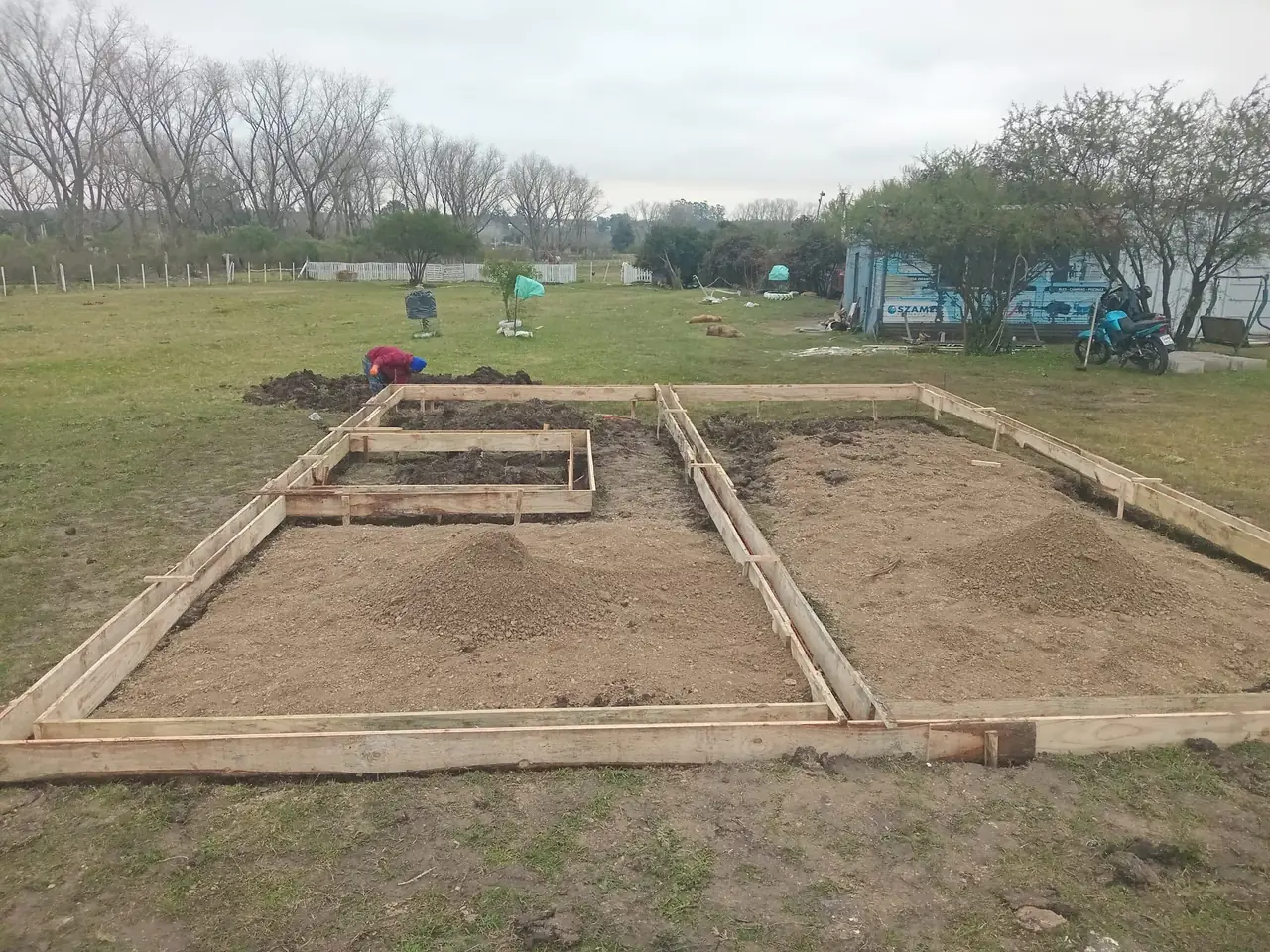 Replanteo de la platea con el encofrado de madera sobre el terreno