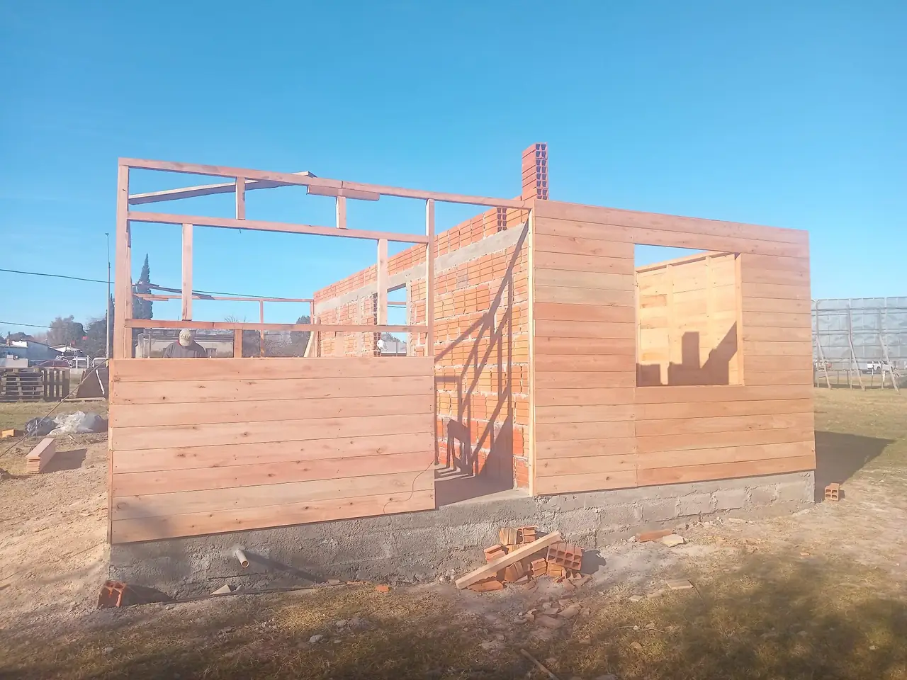 Paredes de madera machimbrada levantadas sobre la platea, con los huecos de las ventanas