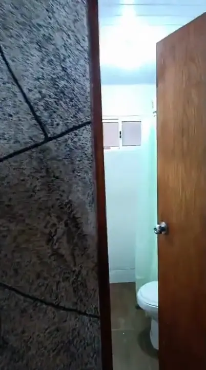 Video: el baño con calefón, espejo y cortina de ducha