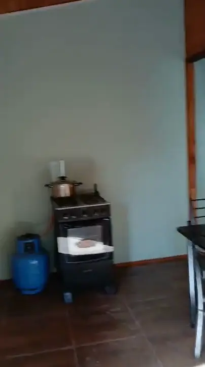 Video: la cocina con mesada, bacha y cocina a gas de una vivienda habitada