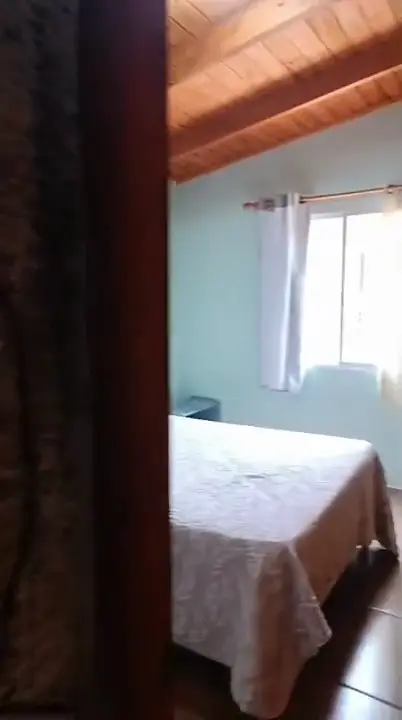 Video: el dormitorio con ventana de aluminio y cortinas