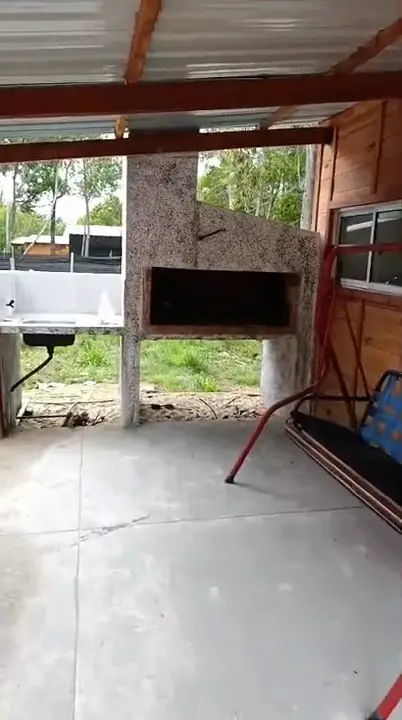 Video: la galería con la churrasquera y la entrada a la vivienda