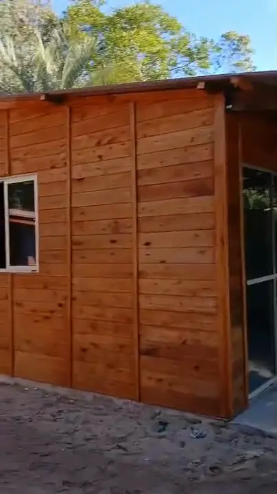 Video: la galería techada con la churrasquera y los postes de madera