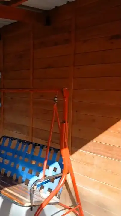 Video: la galería amueblada, con hamaca y televisor, de una vivienda habitada
