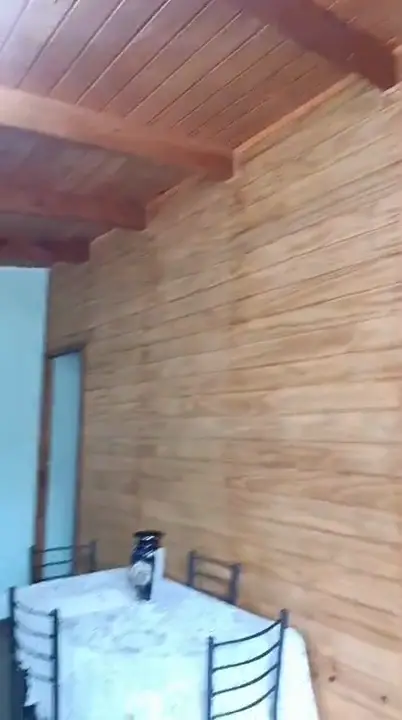 Video: la sala-cocina de una vivienda terminada y amueblada
