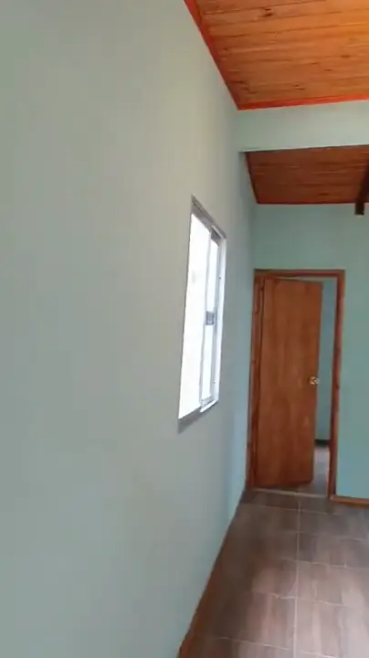 Video: sala terminada con pared en piedra, cielorraso de madera y cocina