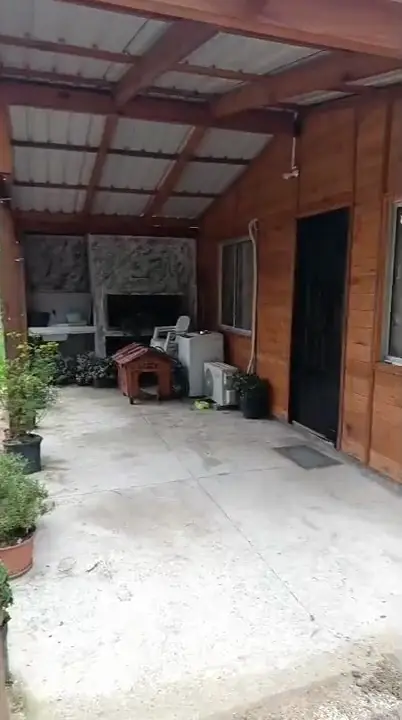 Video: el lateral de una vivienda de madera y su galería con hamaca