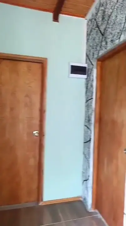 Video: el paso entre la sala, el baño y el dormitorio, con cielorraso de madera