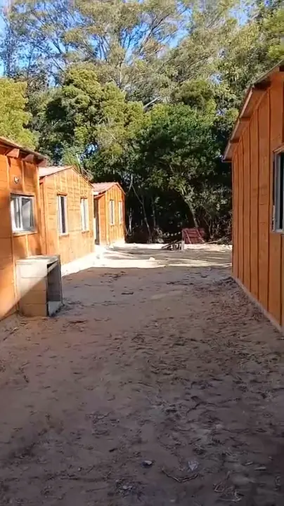 Video: recorrida exterior de una vivienda de madera terminada, por la galería