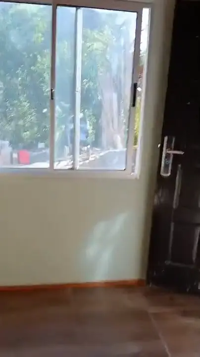 Video: el lateral y la galería con churrasquera de otra vivienda de madera
