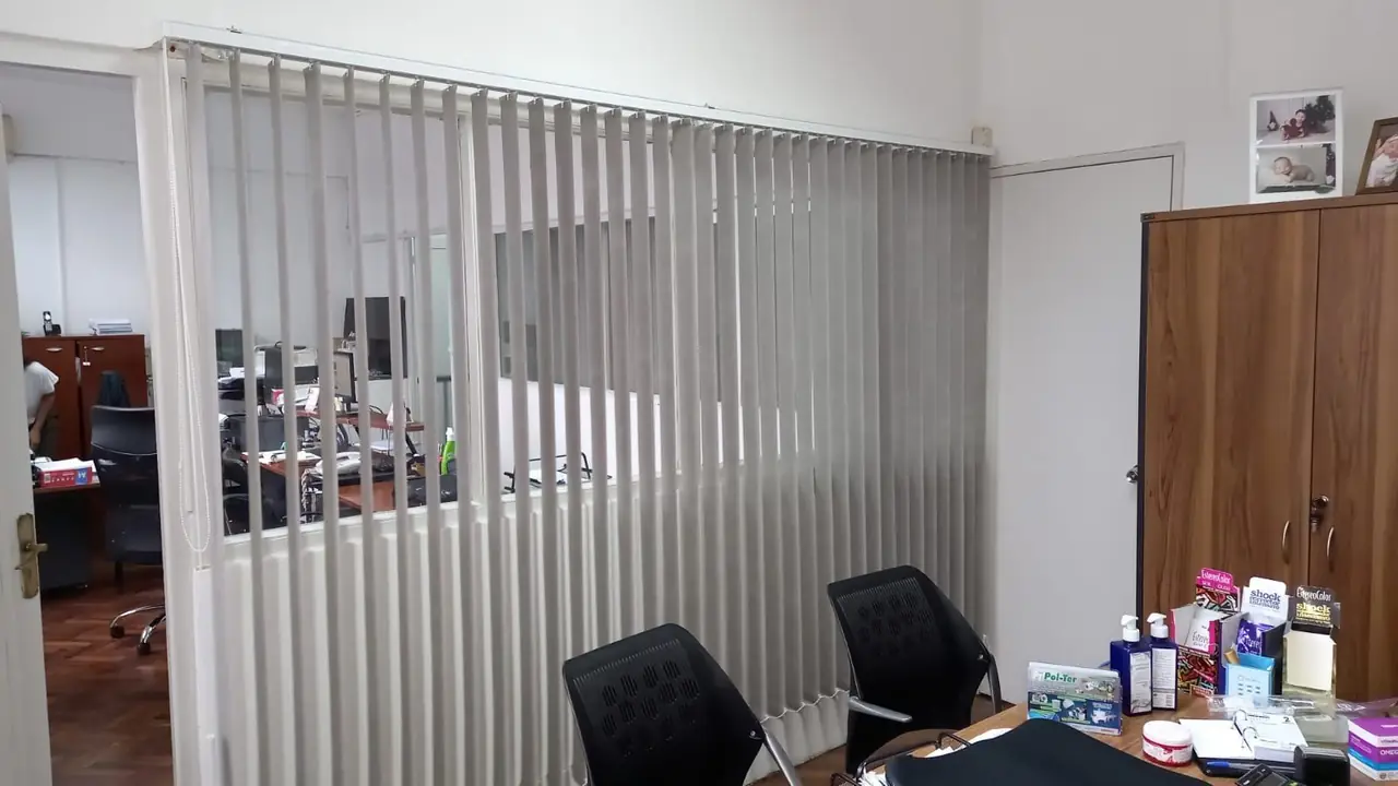 Bandas verticales claras junto a un escritorio de oficina