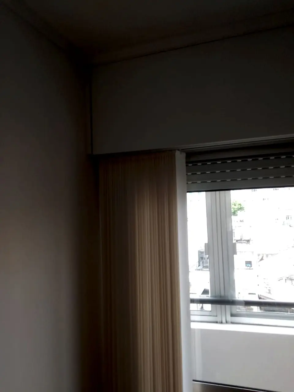 Bandas verticales claras en la ventana de un dormitorio