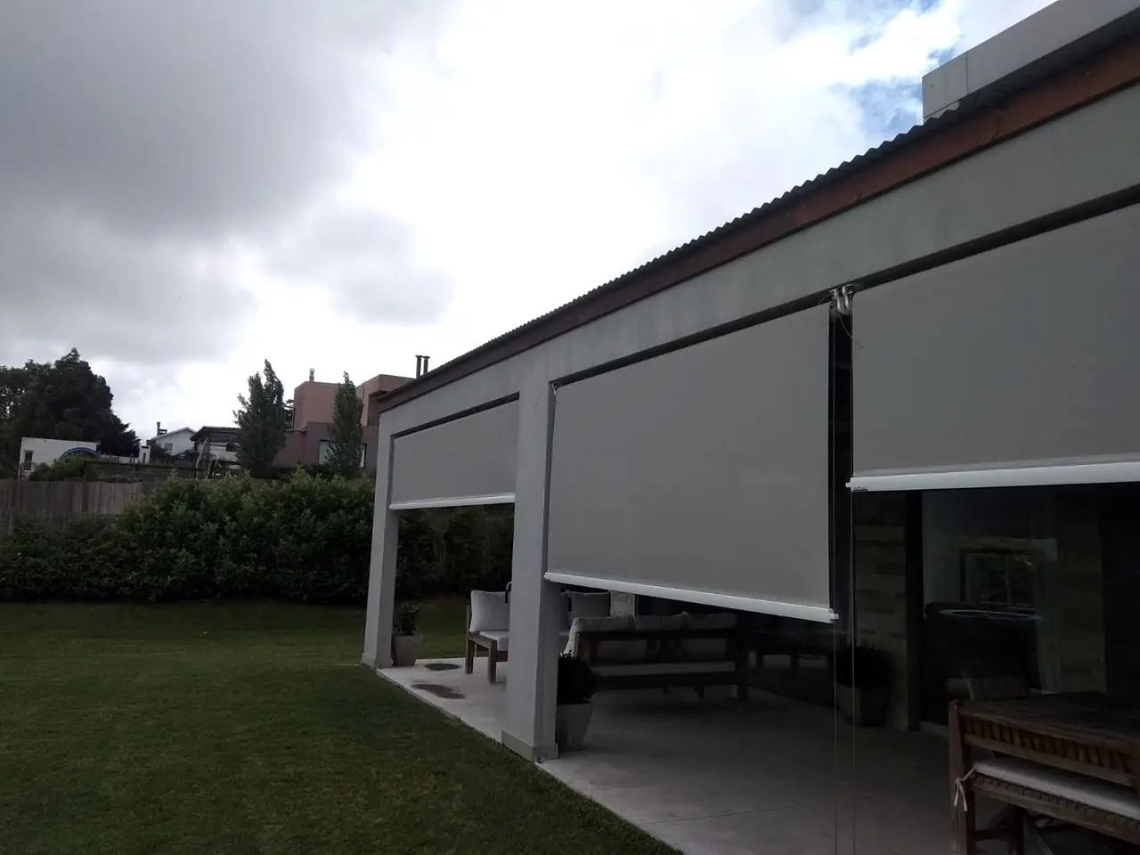 Toldos verticales screen cerrando la galería de una casa