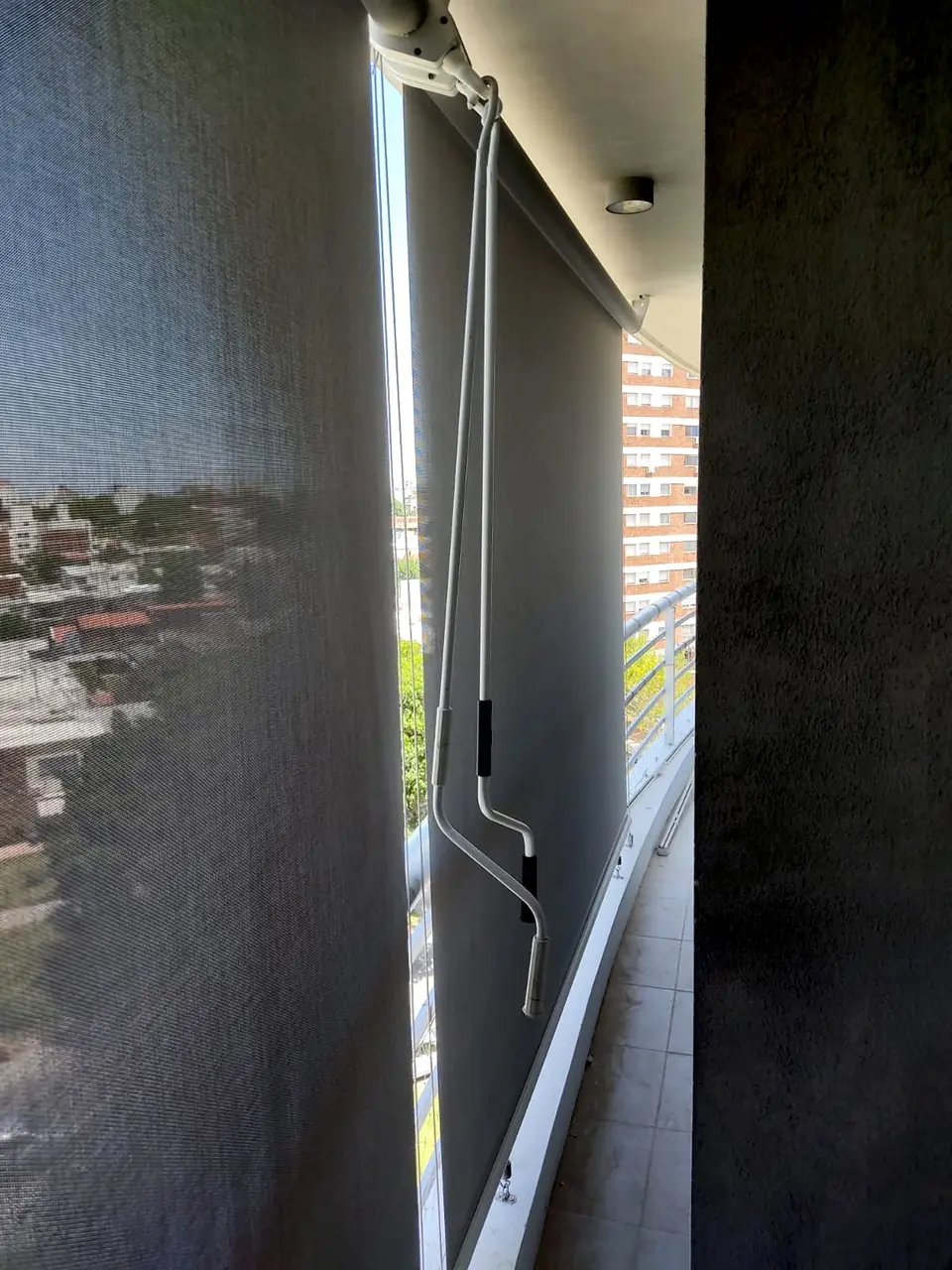 Toldo vertical screen en un balcón