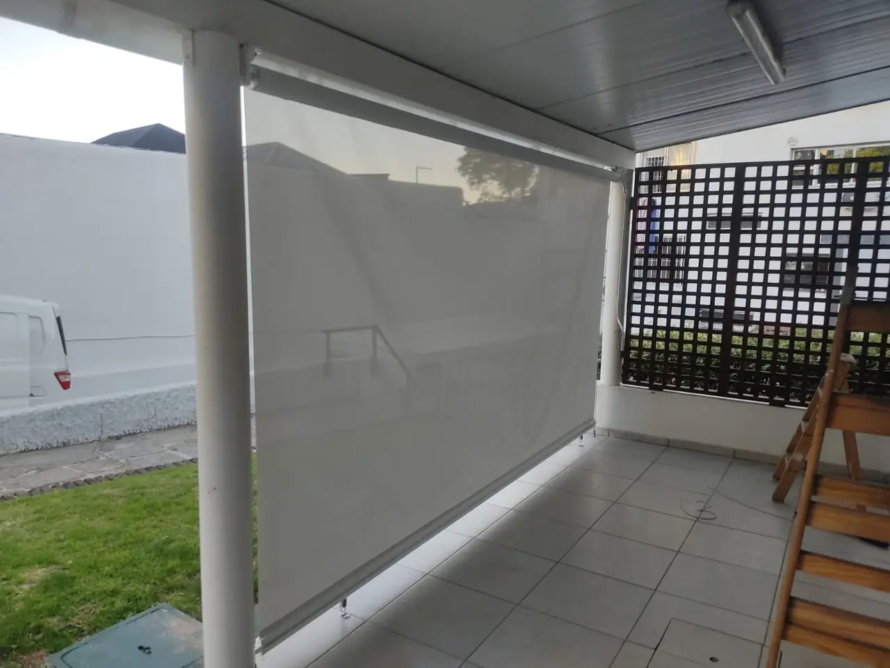 Toldo vertical screen cerrando una galería