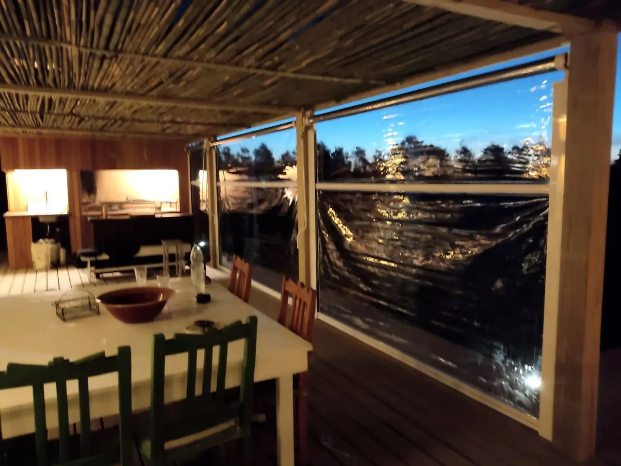 Comedor de galería protegido con un cerramiento de PVC