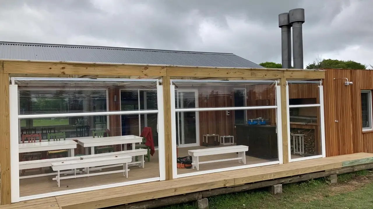 Cerramiento de PVC transparente en la galería de una casa de campo