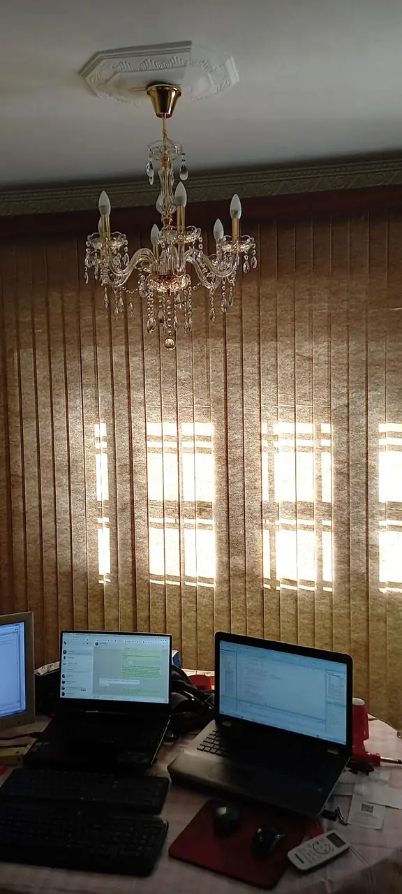 Cortinas tradicionales de tela en un comedor con araña
